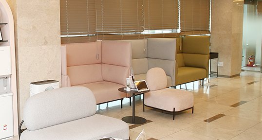 병원 라운지(분홍·회색·올리브색 소파)