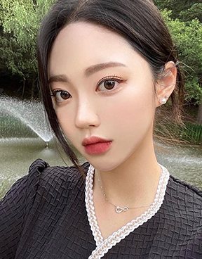 분수대 앞 셀카(검정 상의·흰 땋은 깃 장식·무한대 목걸이·진주 귀걸이)