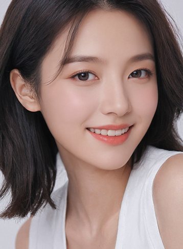 미소 짓는 단발 모델(흰 민소매)