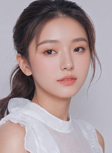 묶은 머리 모델(흰 블라우스)