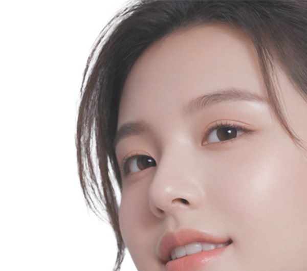 미소 짓는 단발 모델 얼굴(흰 배경, 오른쪽 위)
